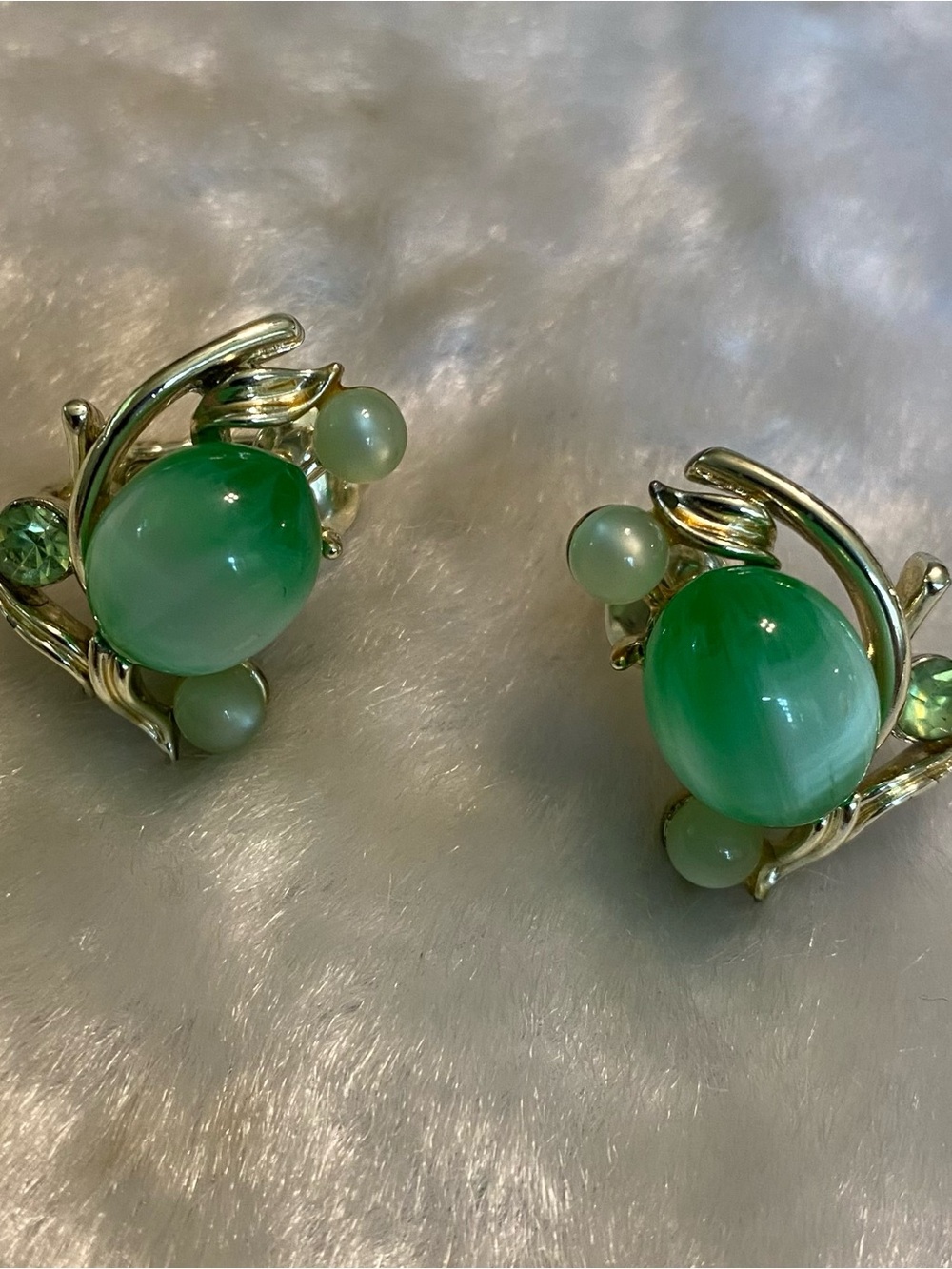 🍀VTG Coro Green Cabochon Gold Clip Earrings